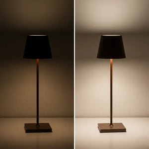 Comparativo lado a lado da luminária de mesa de design marrom, mostrando a intensidade da luz LED portátil em nível baixo e alto, demonstrando a funcionalidade do dimmer