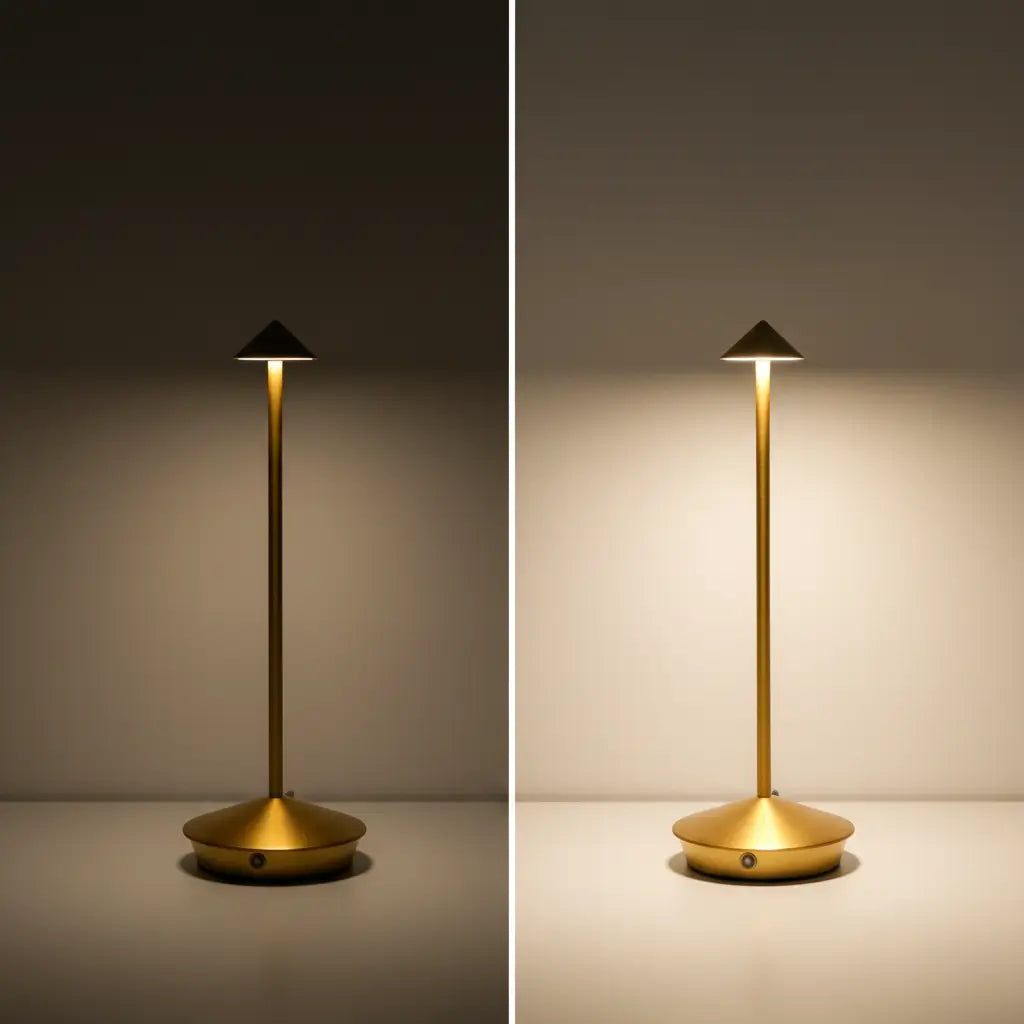 Comparativo lado a lado da luminária de mesa dourada, exibindo a variação de luz com o dimmer em brilho baixo e em brilho total