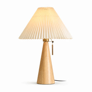 Luminária de mesa de madeira natural Sora com cúpula plissada em fundo branco