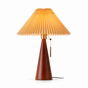Luminária de mesa de madeira nogueira Nara com cúpula plissada em fundo branco
