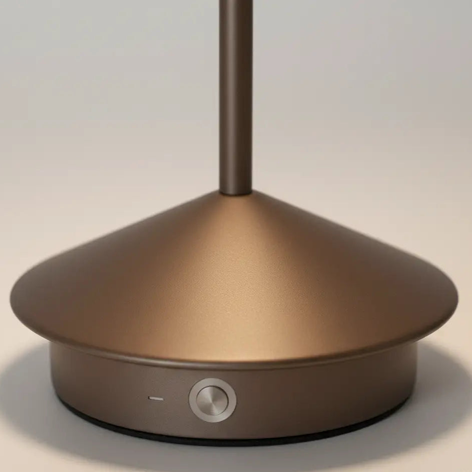 Detalhe da base da luminária de mesa portátil na cor marrom, mostrando o acabamento fosco e o botão de acionamento do dimmer