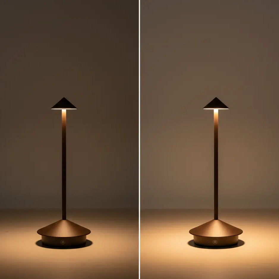 Comparativo lado a lado da luminária de mesa portátil sem fio, mostrando a diferença de iluminação com o dimmer em brilho baixo e brilho alto