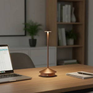 Luminária de mesa sem fio e recarregável em uma mesa de escritório de madeira, com um laptop e um notebook, usada para iluminação de trabalho