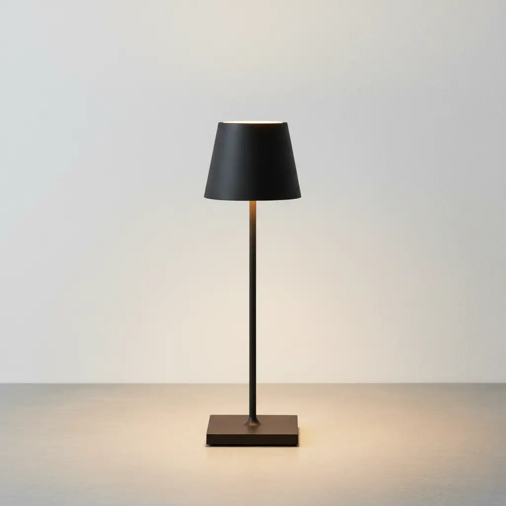 Luminária de mesa preta com acabamento fosco e design elegante, com luz suave em um fundo neutro. Representa alta performance e modernidade
