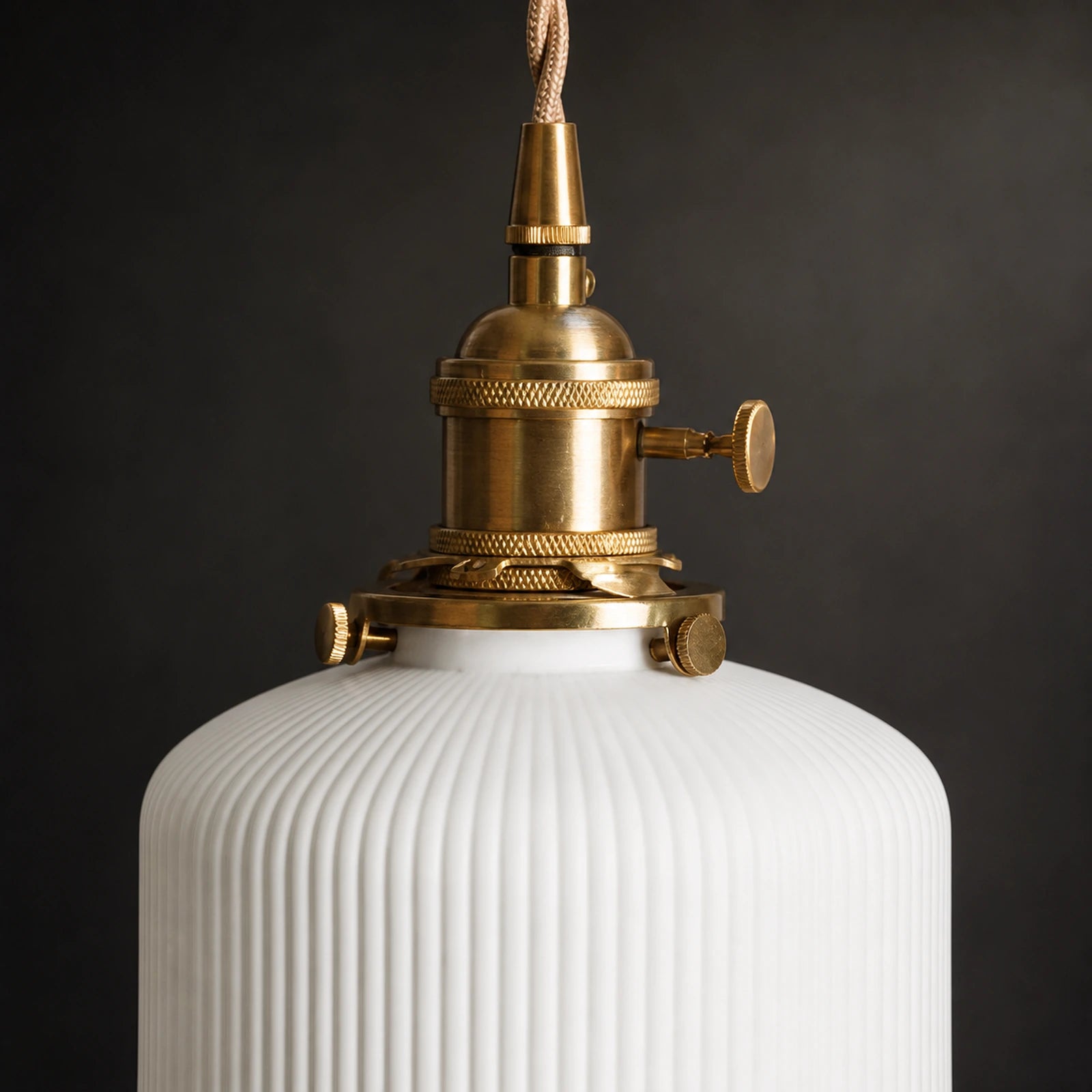 Detalhe do metal dourado e da cerâmica canelada da Luminária Pendente Andon