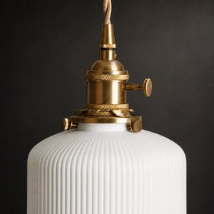 Detalhe do metal dourado e da cerâmica canelada da Luminária Pendente Andon
