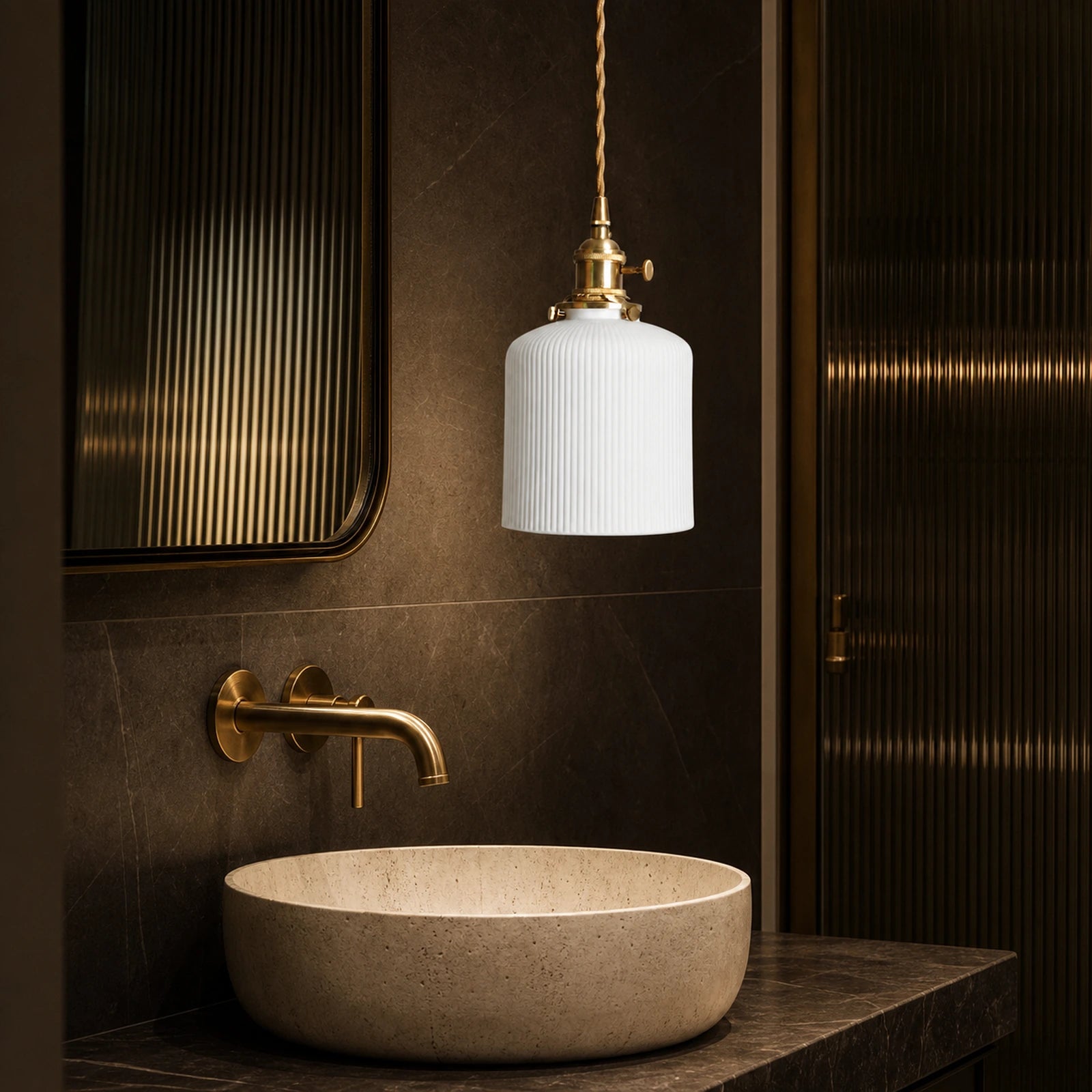 Luminária Pendente de Cerâmica Japonesa Andon em lavabo com pedra escura e metal dourado