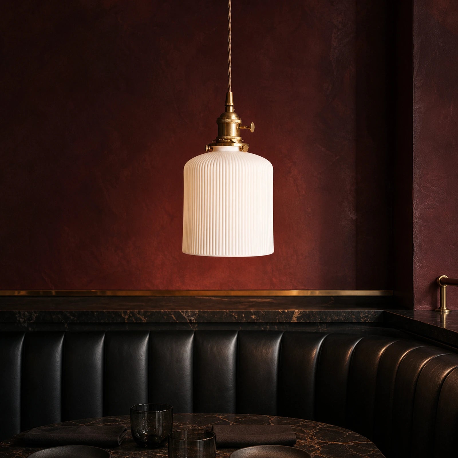 Luminária Pendente de Cerâmica Japonesa Andon em restaurante com parede borgonha