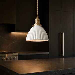 Luminária Pendente de Cerâmica Japonesa Kasa em cozinha com pedra escura e madeira escura