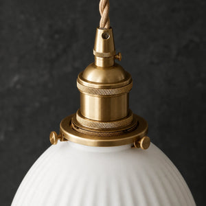 Detalhe do metal dourado e cabo trançado da Luminária Pendente de Cerâmica Japonesa Kasa