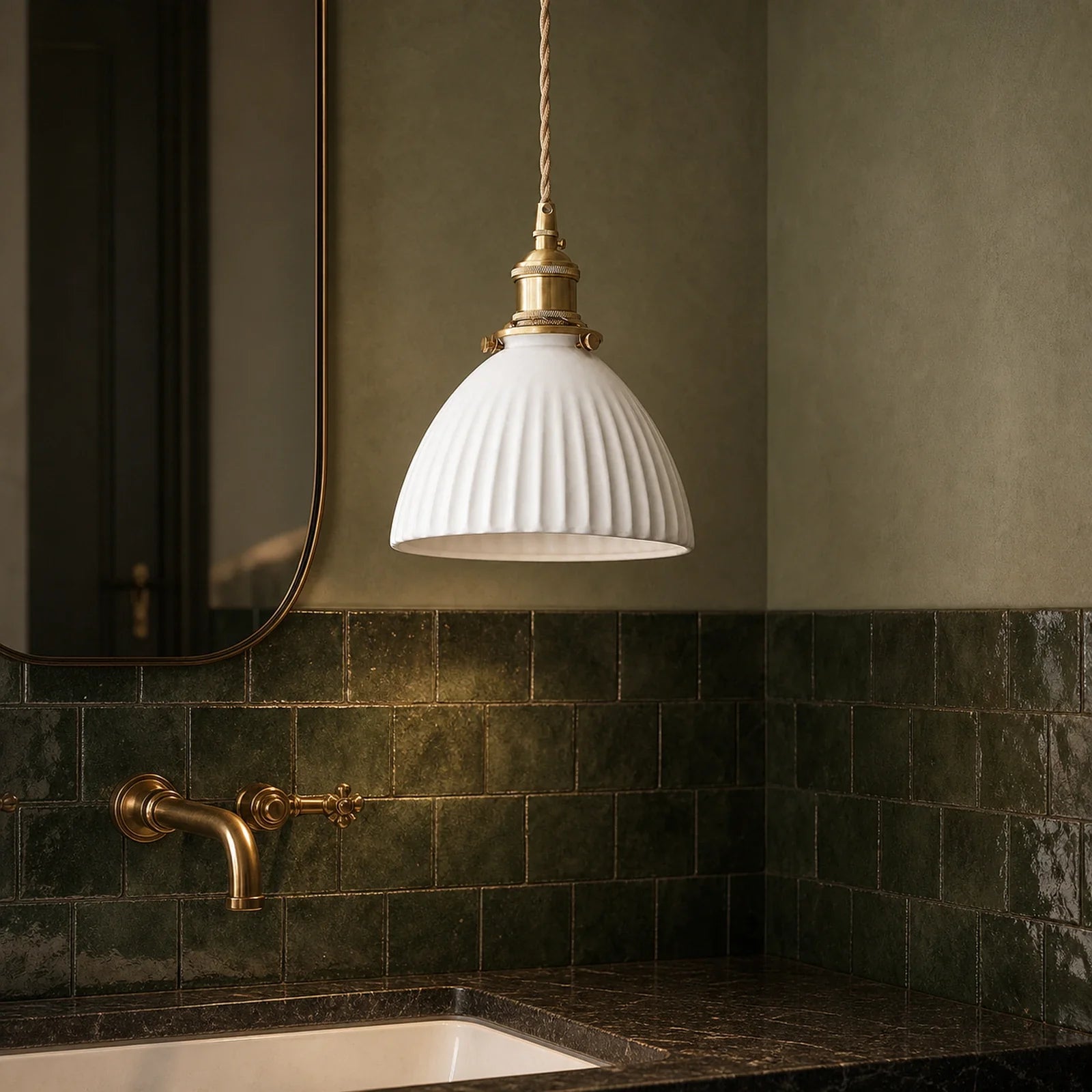 Luminária Pendente de Cerâmica Japonesa Kasa em lavabo com azulejo verde e metal dourado