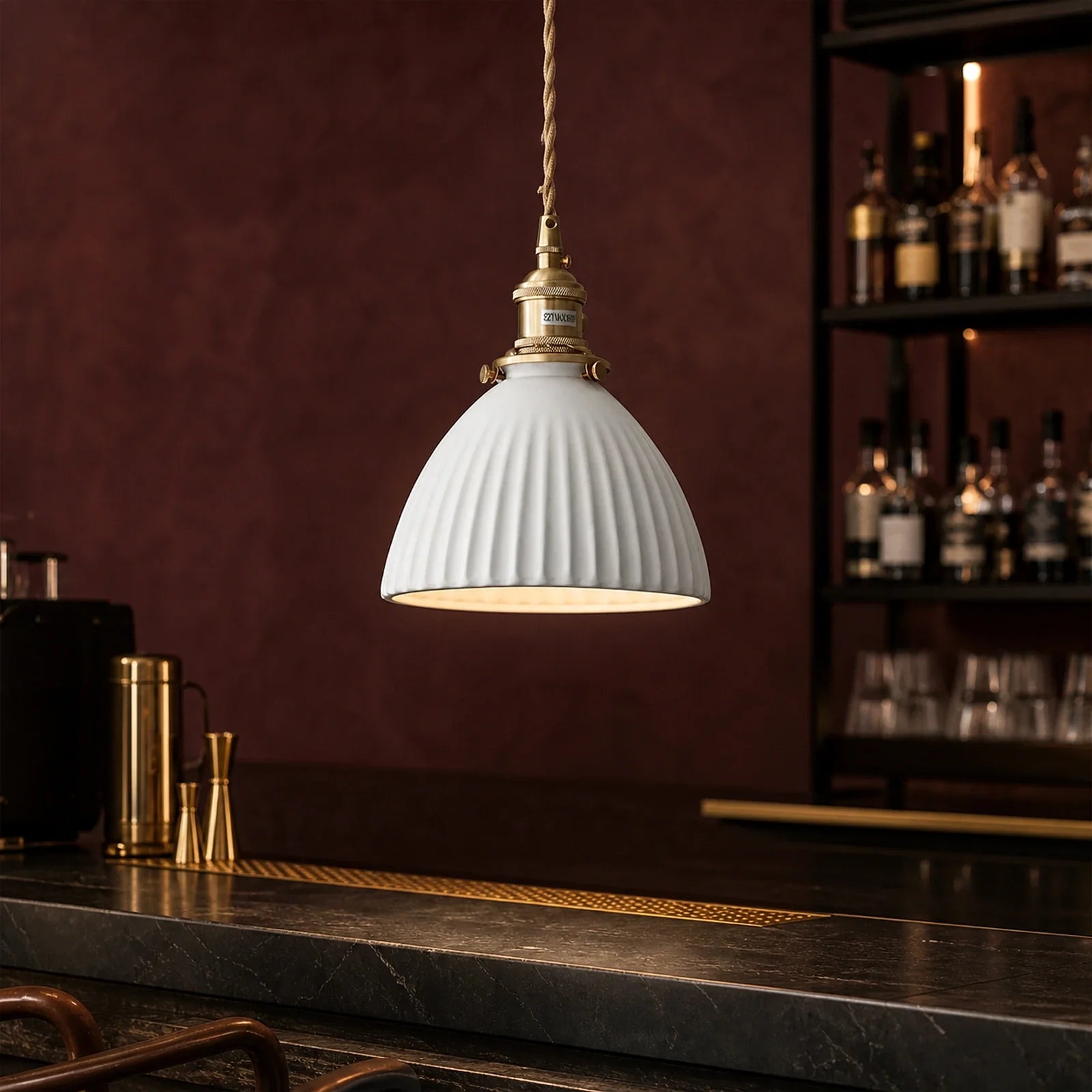 Luminária Pendente de Cerâmica Japonesa Kasa em restaurante com parede borgonha