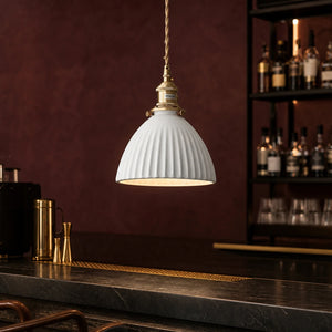 Luminária Pendente de Cerâmica Japonesa Kasa em restaurante com parede borgonha