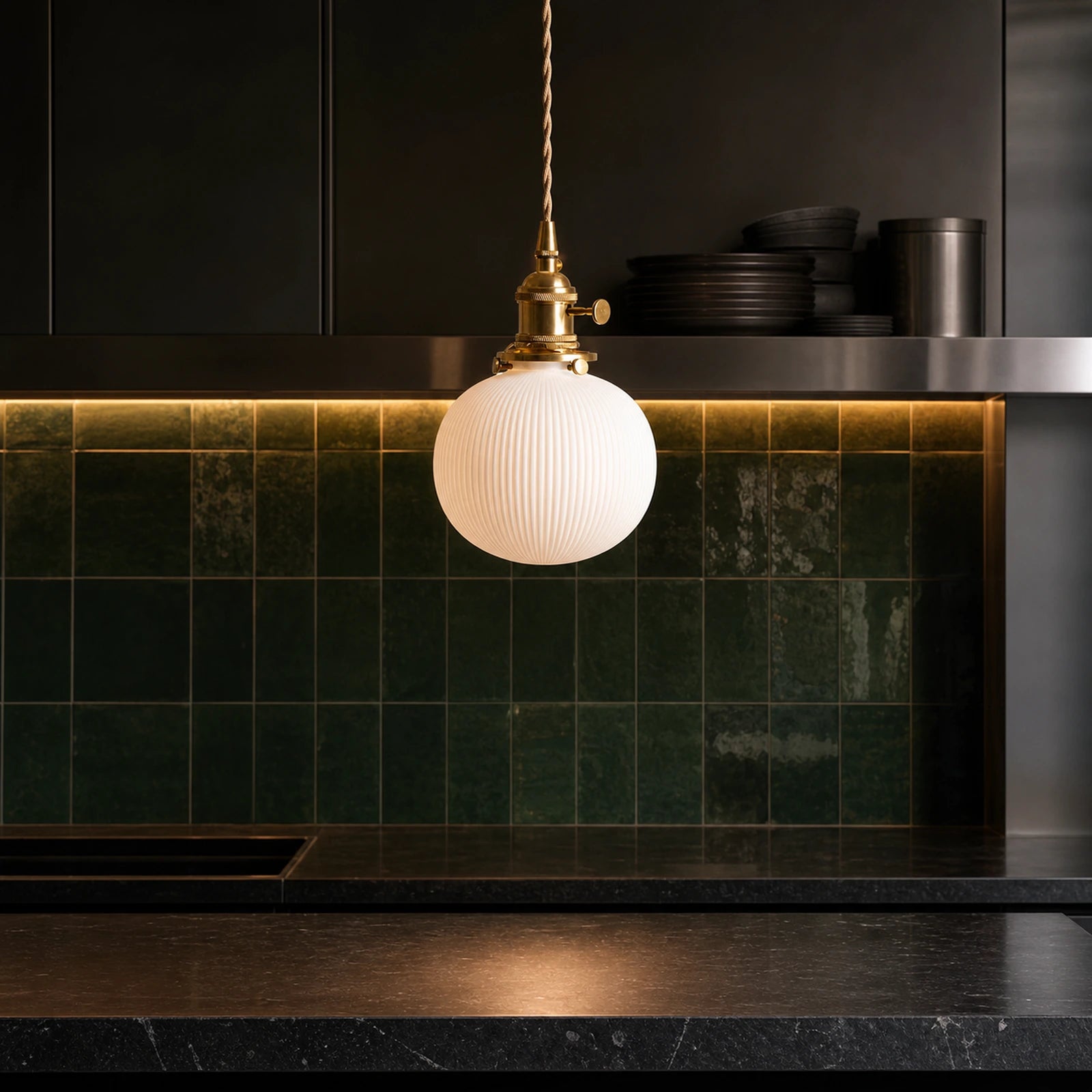 Luminária Pendente de Cerâmica Japonesa Maru em cozinha com bancada escura e azulejo verde
