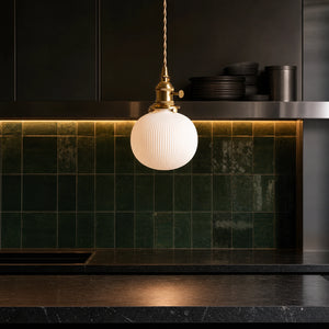 Luminária Pendente de Cerâmica Japonesa Maru em cozinha com bancada escura e azulejo verde