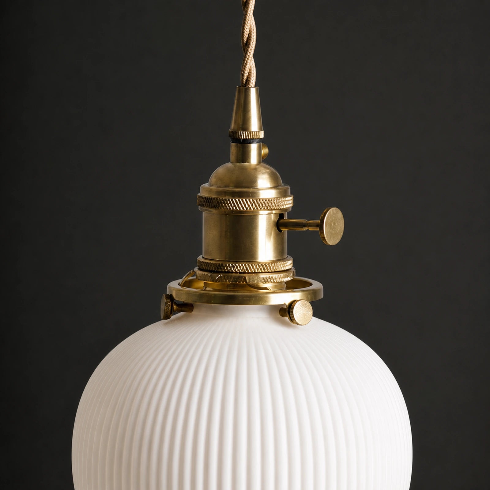 Detalhe do metal dourado e da cerâmica canelada da Luminária Pendente Maru