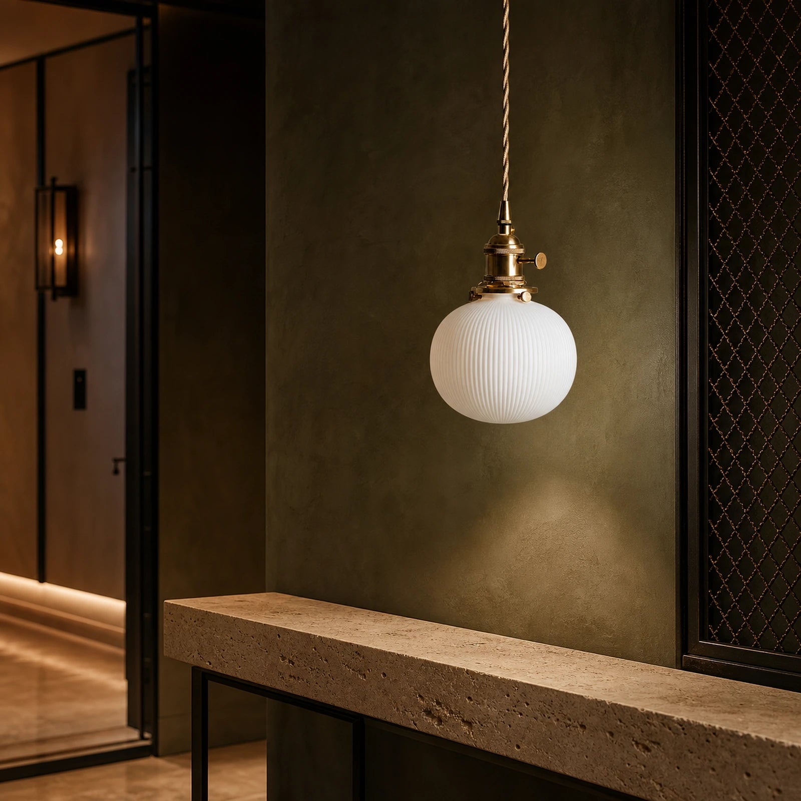 Luminária Pendente de Cerâmica Japonesa Maru em hall com parede oliva e travertino