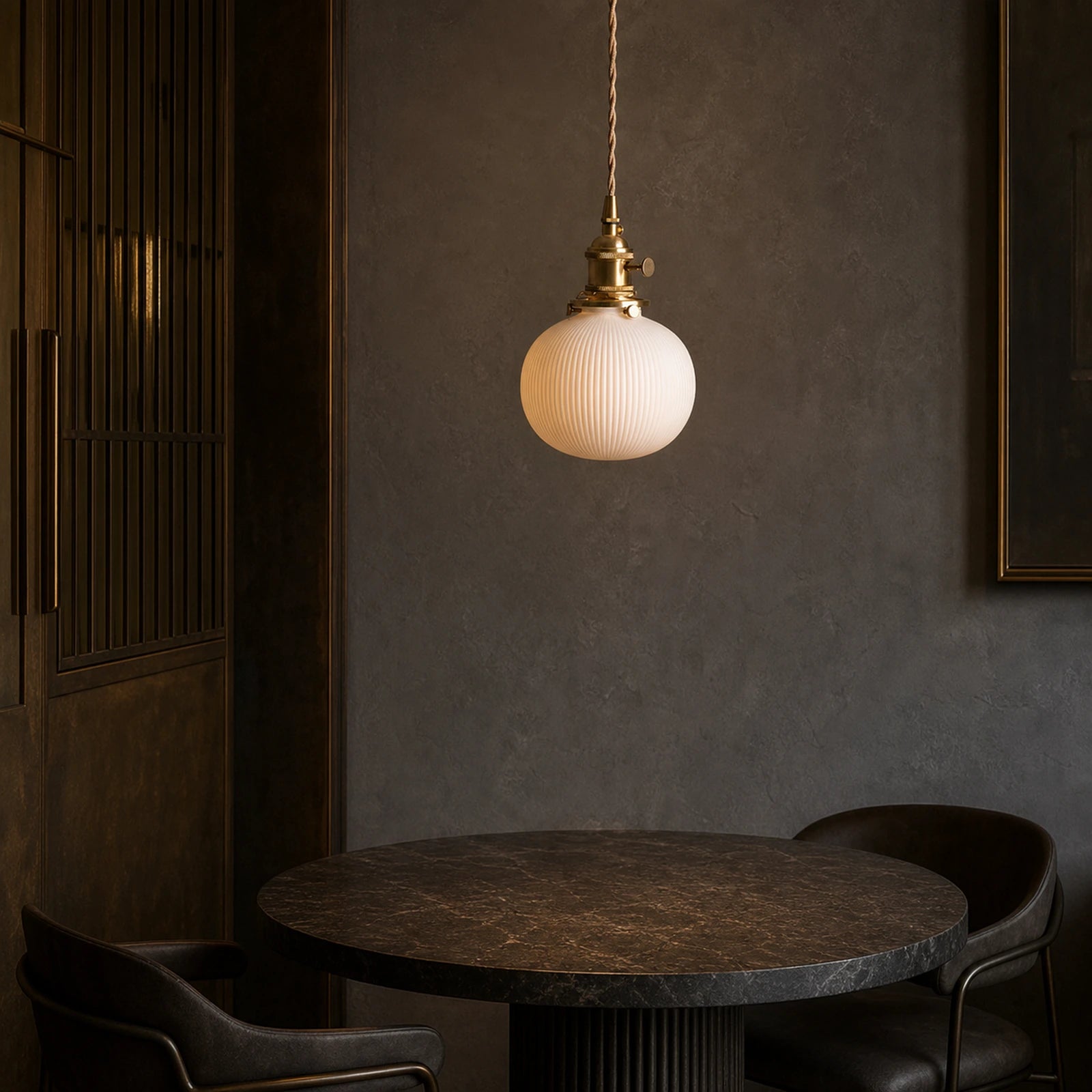 Luminária Pendente de Cerâmica Japonesa Maru sobre mesa de pedra escura em sala de jantar
