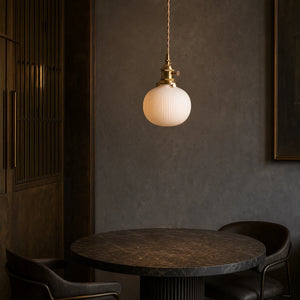 Luminária Pendente de Cerâmica Japonesa Maru sobre mesa de pedra escura em sala de jantar