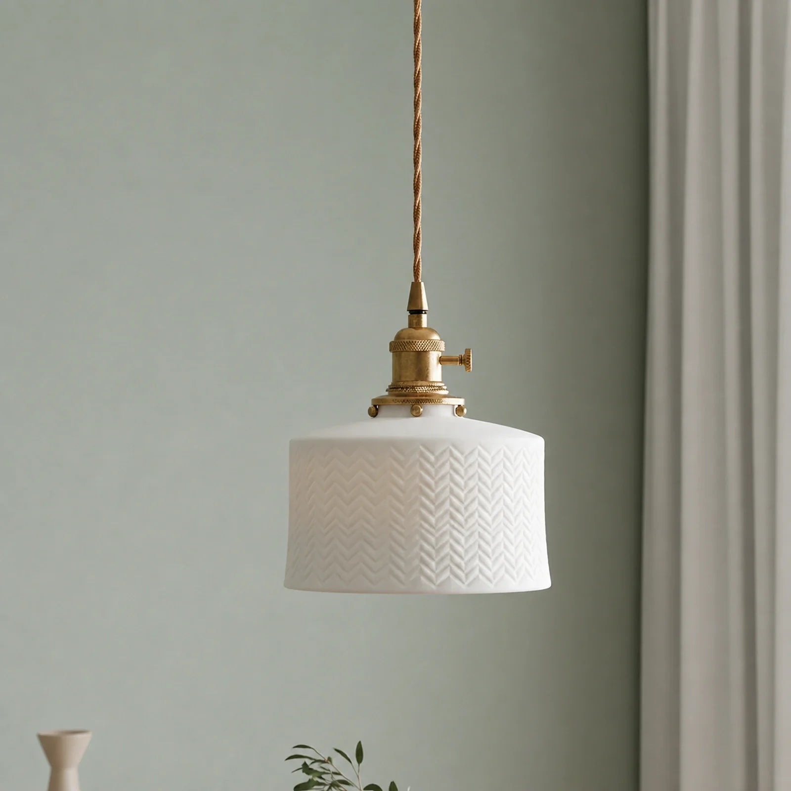 Luminária Pendente Ori em ambiente japandi claro com detalhe da cúpula de cerâmica texturizada