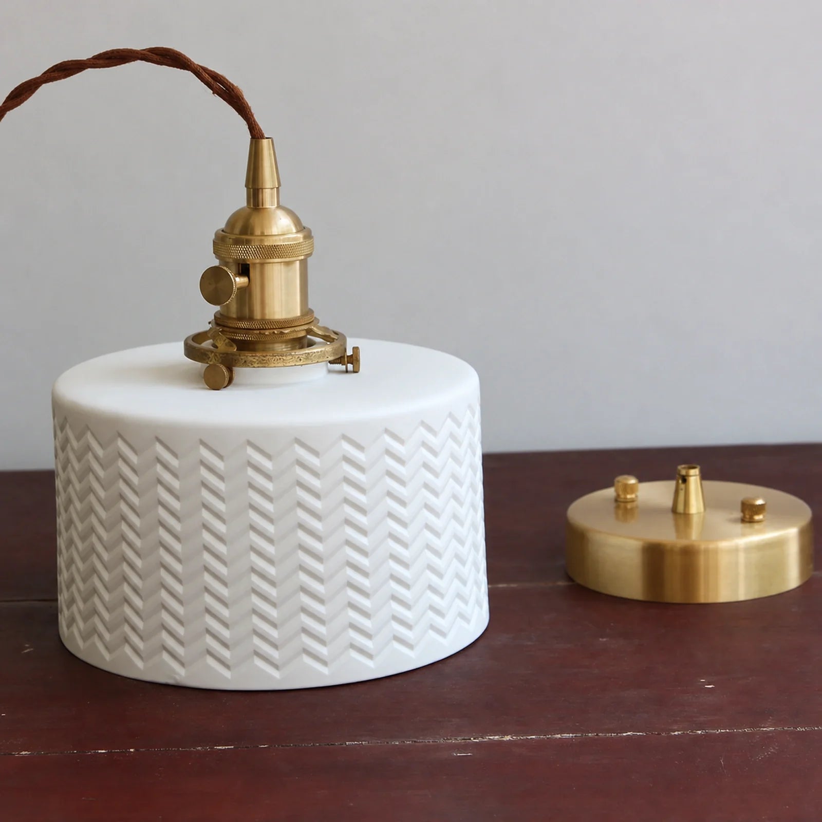 Detalhe da cerâmica texturizada, soquete dourado e canopla da Luminária Pendente Ori