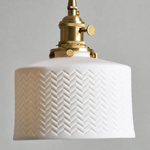Close-up da textura em cerâmica e acabamento dourado da Luminária Pendente Japonesa Ori