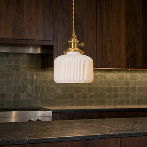 Luminária Pendente de Cerâmica Japonesa Taiko em cozinha com pedra escura e madeira escura