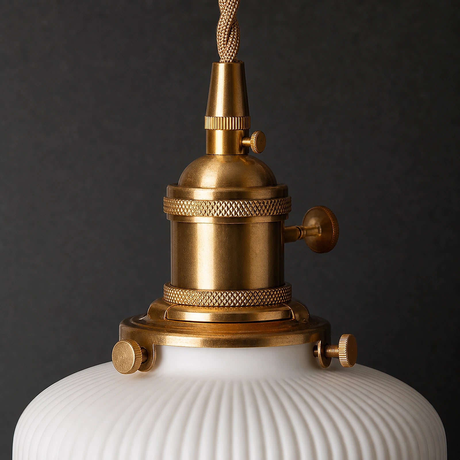 Detalhe do metal dourado e da cerâmica canelada da Luminária Pendente Taiko