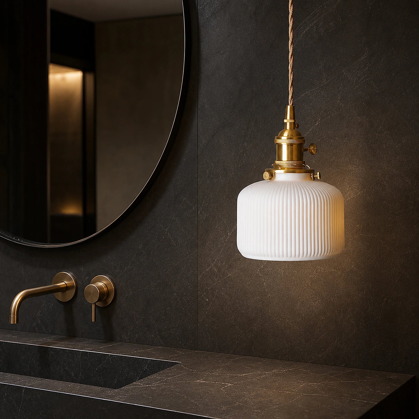 Luminária Pendente de Cerâmica Japonesa Taiko em lavabo com pedra escura e metal dourado