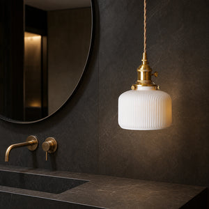 Luminária Pendente de Cerâmica Japonesa Taiko em lavabo com pedra escura e metal dourado
