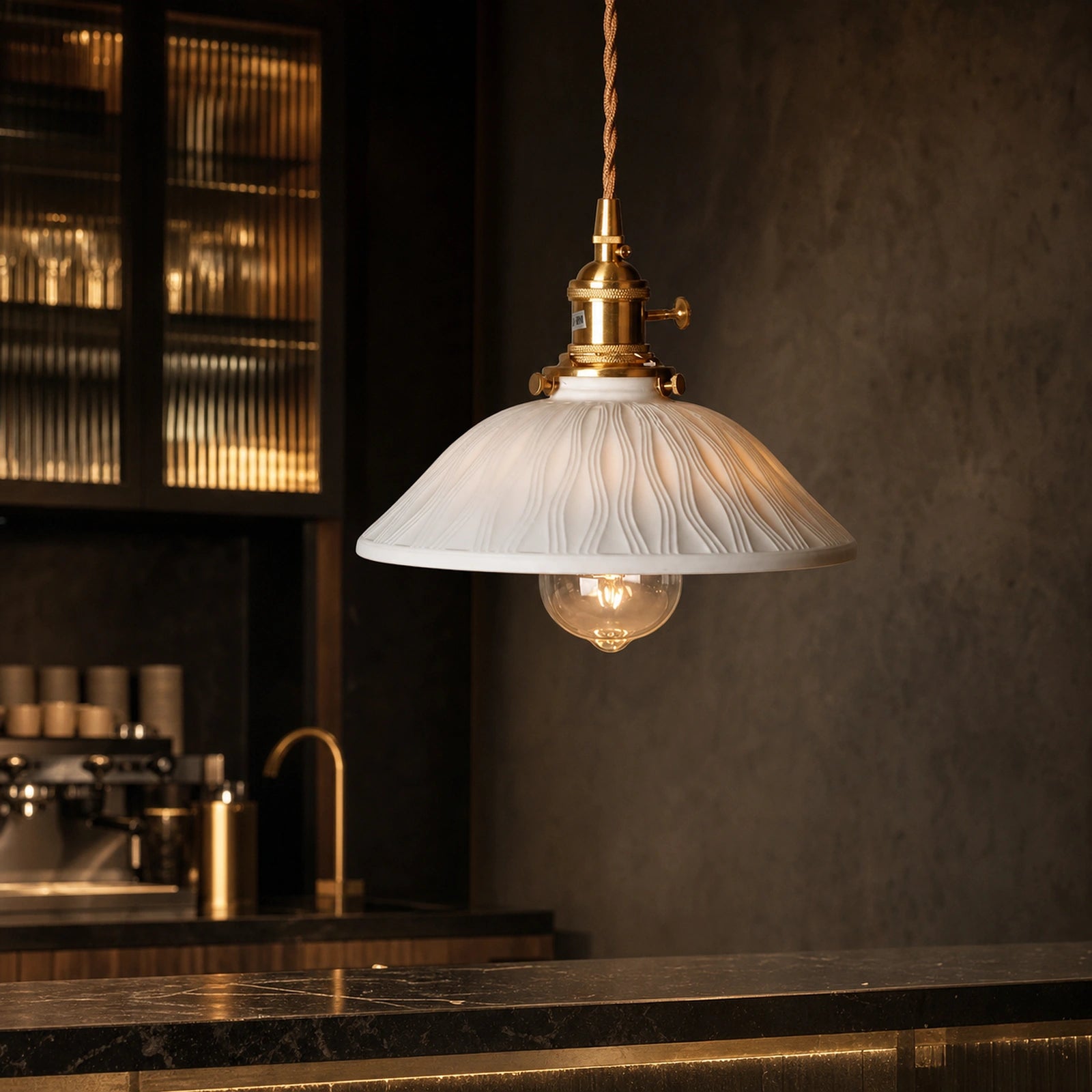 Luminária Pendente de Cerâmica Japonesa Tsuki em balcão de café com pedra escura