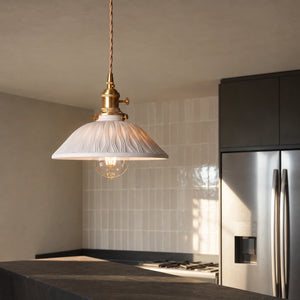 Luminária Pendente de Cerâmica Japonesa Tsuki em cozinha urbana com bancada escura