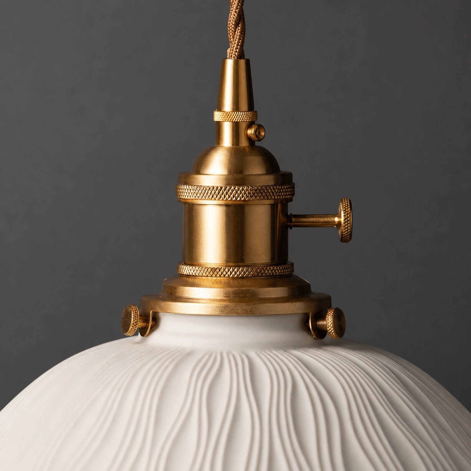 Detalhe do metal dourado e da cerâmica ondulada da Luminária Pendente Tsuki