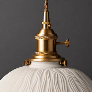 Detalhe do metal dourado e da cerâmica ondulada da Luminária Pendente Tsuki