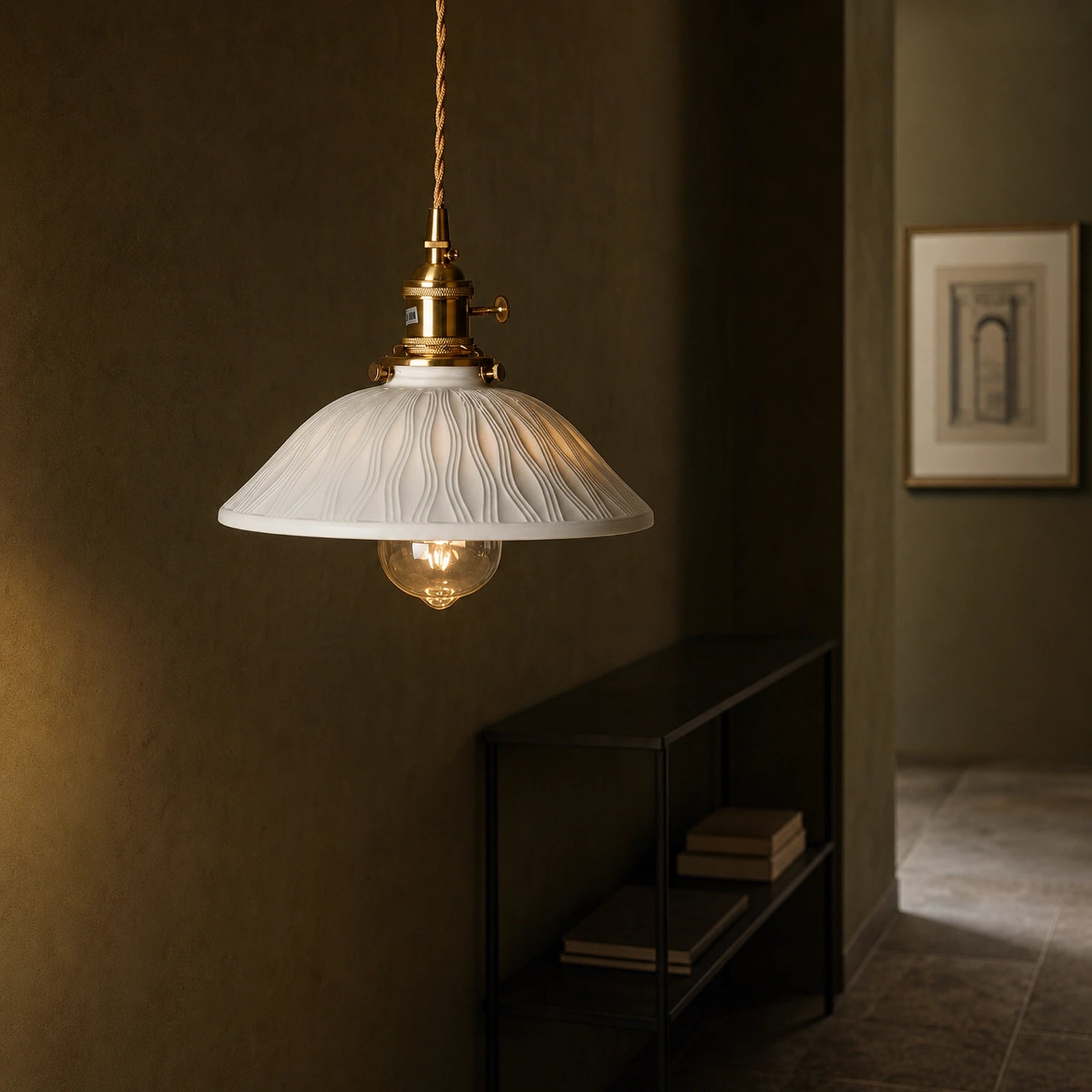 Luminária Pendente de Cerâmica Japonesa Tsuki em hall com parede escura texturizada