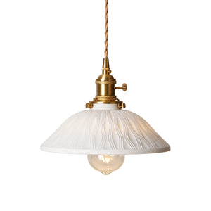 Luminária Pendente de Cerâmica Japonesa Tsuki em fundo branco com cúpula ampla ondulada