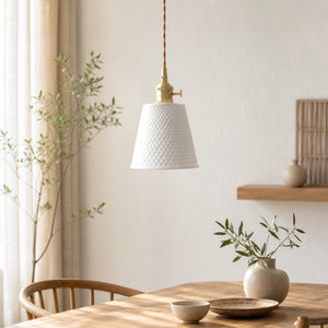 Luminária Pendente de Cerâmica Japonesa Yuki sobre mesa de jantar em ambiente japandi