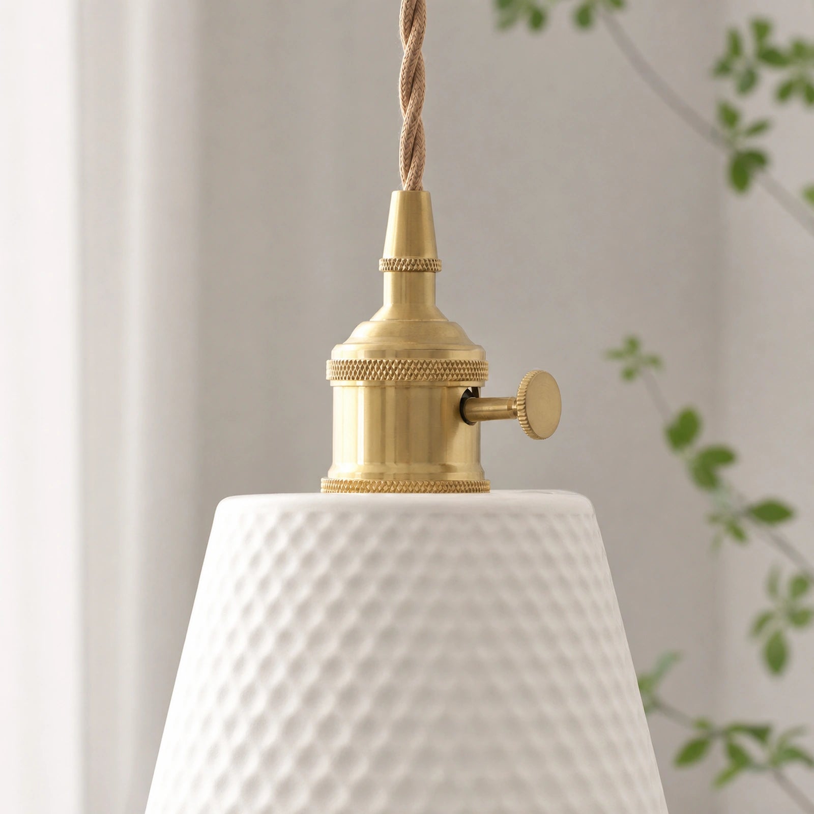 Detalhe do acabamento dourado e da cerâmica texturizada da Luminária Pendente Yuki
