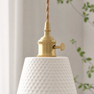 Detalhe do acabamento dourado e da cerâmica texturizada da Luminária Pendente Yuki