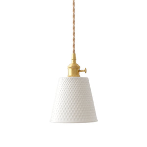 Luminária Pendente de Cerâmica Japonesa Yuki em fundo branco com cúpula cônica texturizada