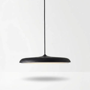 pendente modelo Macaron Nordic em Preto Fosco. Iluminação LED moderna e discreta, indicada para escritórios, cozinhas industriais e ambientes sobrios