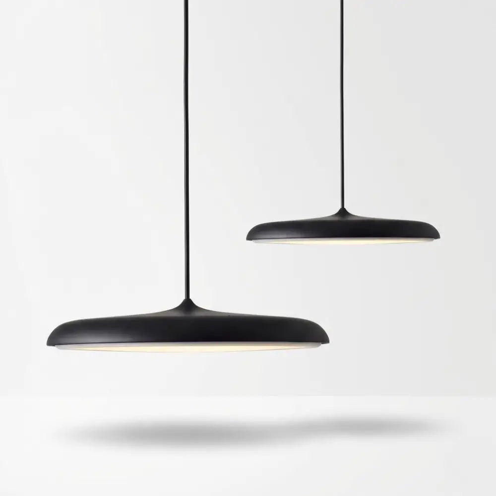 Dupla de pendentes modelo Macaron Nordic em Preto Fosco. Iluminação LED moderna e discreta, indicada para escritórios, cozinhas industriais e ambientes sobrios
