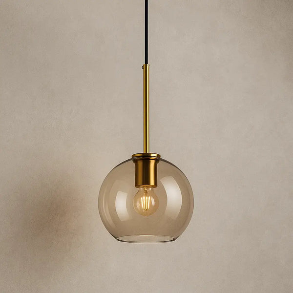 Luminária pendente de vidro globo âmbar dourado minimalista suspensa, ideal para sala de jantar e cozinha sofisticada.