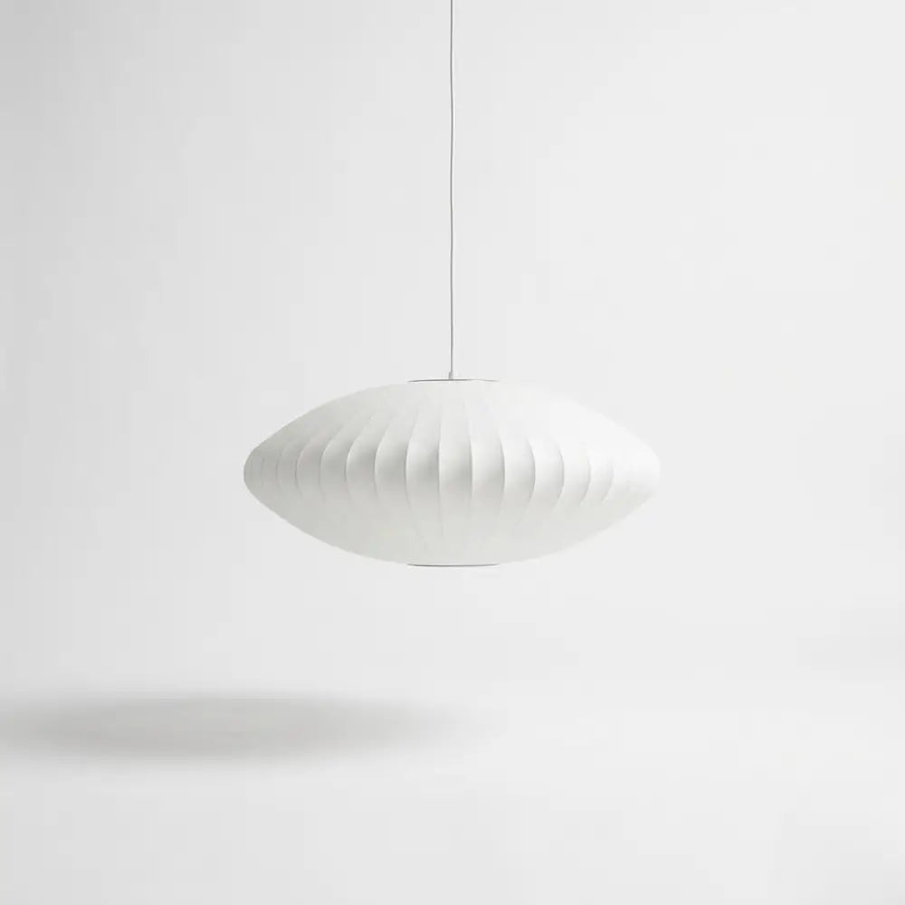 Luminária pendente japonesa oval em seda isolada em fundo branco, exibindo seu design elíptico e estilo wabi-sabi clean