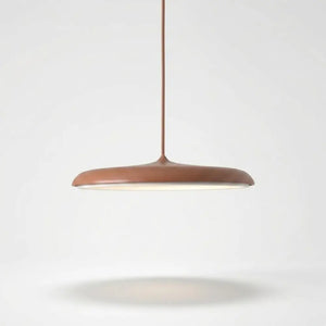 Luminária Pendente estilo Nórdico na cor Marrom Terracota fosco. Iluminação decorativa minimalista ideal para ambientes com decoração Japandi, madeira natural e tons terrosos.