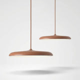 Luminária Pendente estilo Nórdico na cor Marrom Terracota fosco. Iluminação decorativa minimalista ideal para ambientes com decoração Japandi, madeira natural e tons terrosos.