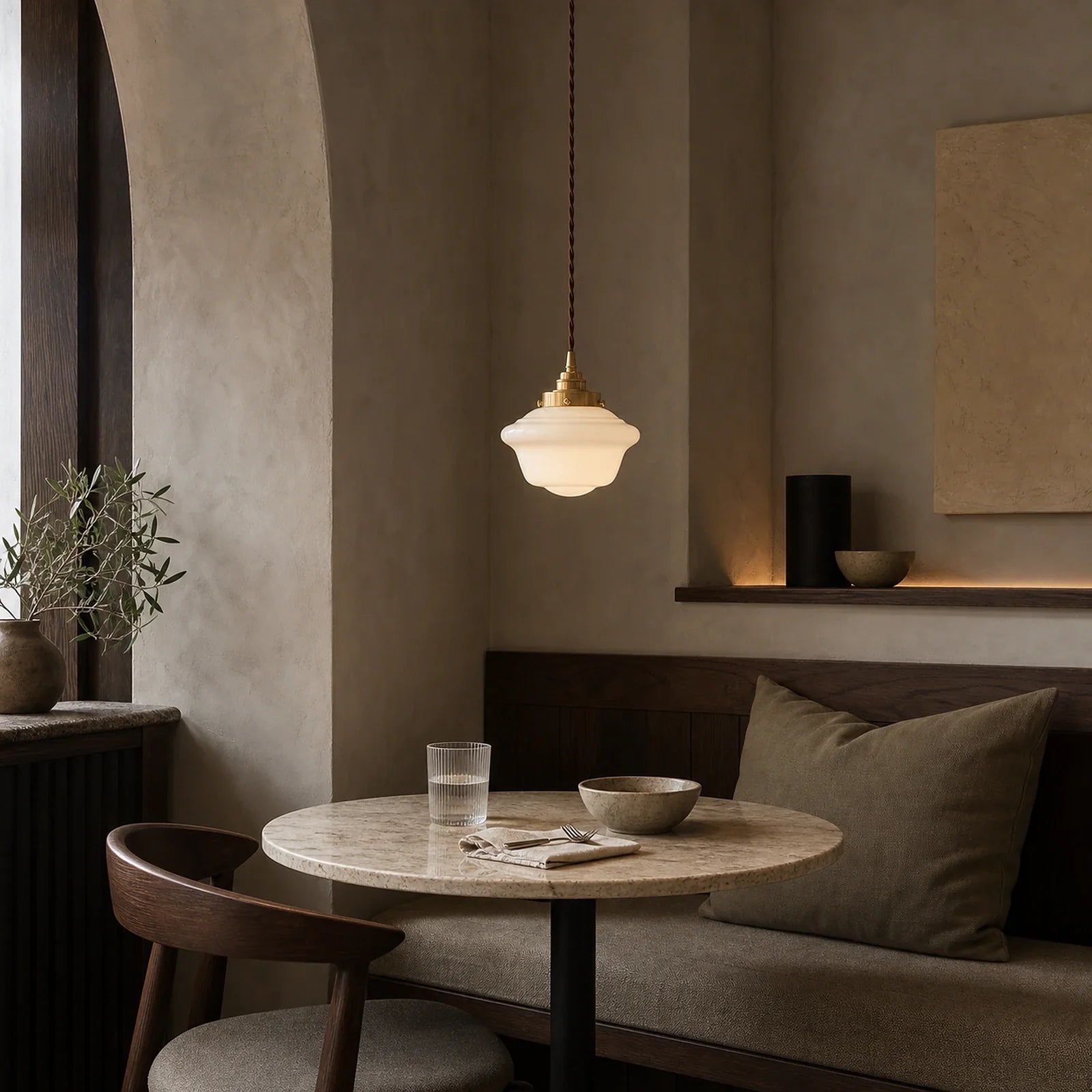 Luminária Pendente Nórdica de Vidro Leitoso Cobre Freya proporcional em café nórdico