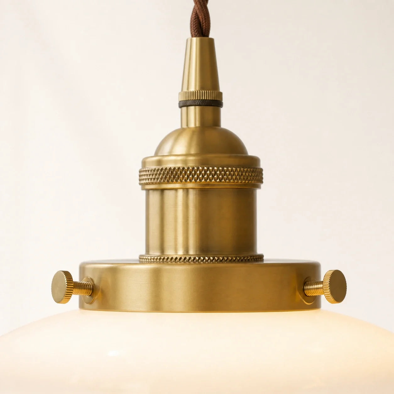 Detalhe do soquete E27 em metal dourado da luminária pendente Astrid