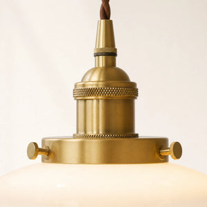 Detalhe do soquete E27 em metal dourado da luminária pendente Astrid