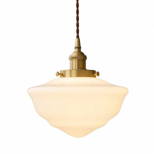 Luminária pendente nórdica Astrid de vidro leitoso e metal dourado em fundo branco